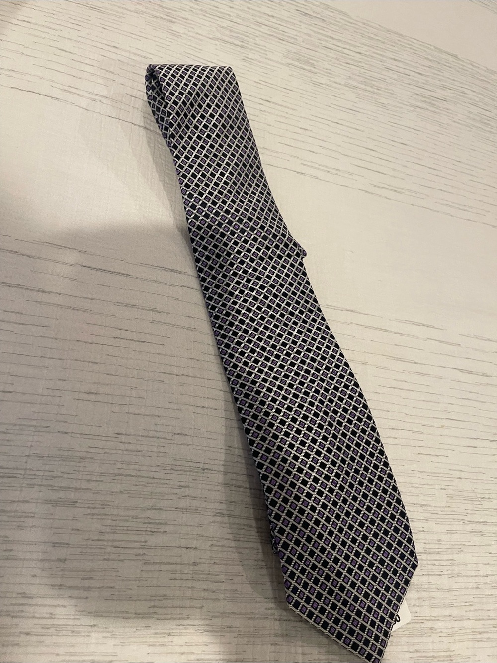 JOS.A.BANK Classic Geometric Pattern Men's Tie in Navy and White